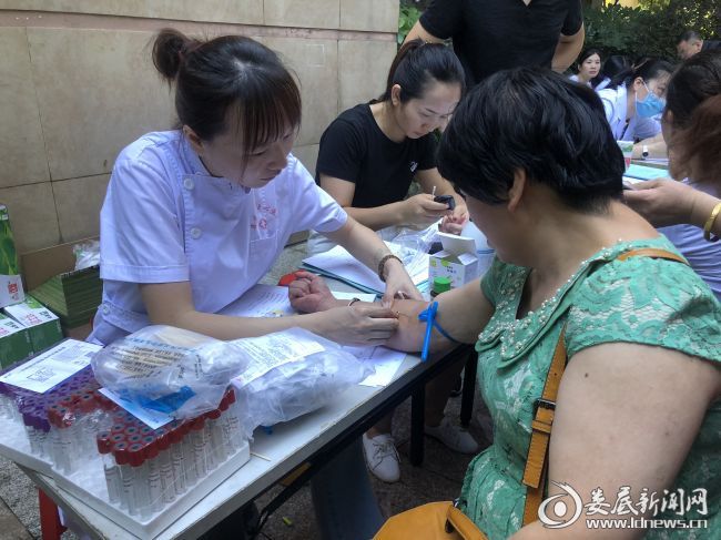 透过眼睛看健康——娄底市中心医院开展糖尿病视网膜病变综合防治义诊活动