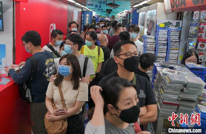 资料图为香港市民戴口罩逛商店。中新社记者 张炜 摄