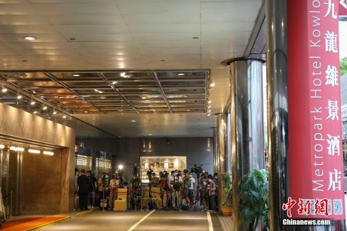 8月2日下昼,“本地核酸检测增援队”7名“先遣队”队员抵达香港,帮忙香港特区当局抗击疫情。 中新社记者 谢磊 摄