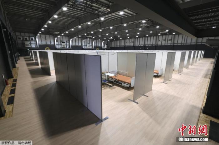 当地时间2020年7月30日,日本东京在停车场上搭建帐篷,收容新冠肺炎轻症患者。