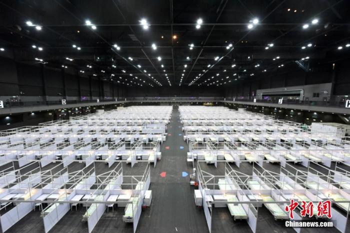8月1日,香港医院治理局启用位于亚洲国际博览馆的社区治疗办法。图为入住的男女病人离开阁下双方,地面贴有标识。 中新社记者 李志华 摄