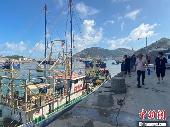 浙江温岭石塘,渔船靠岸避风 郑洁 摄