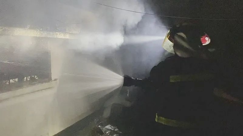 民怡园小区7层顶楼失火,消防员冒高温天扑救中暑倒地,接下来一幕……