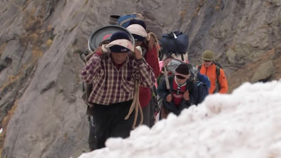 当地不少夏尔巴人以向导和物资搬运为生。登山季的关闭对收入造成了巨大的影响。 资料图