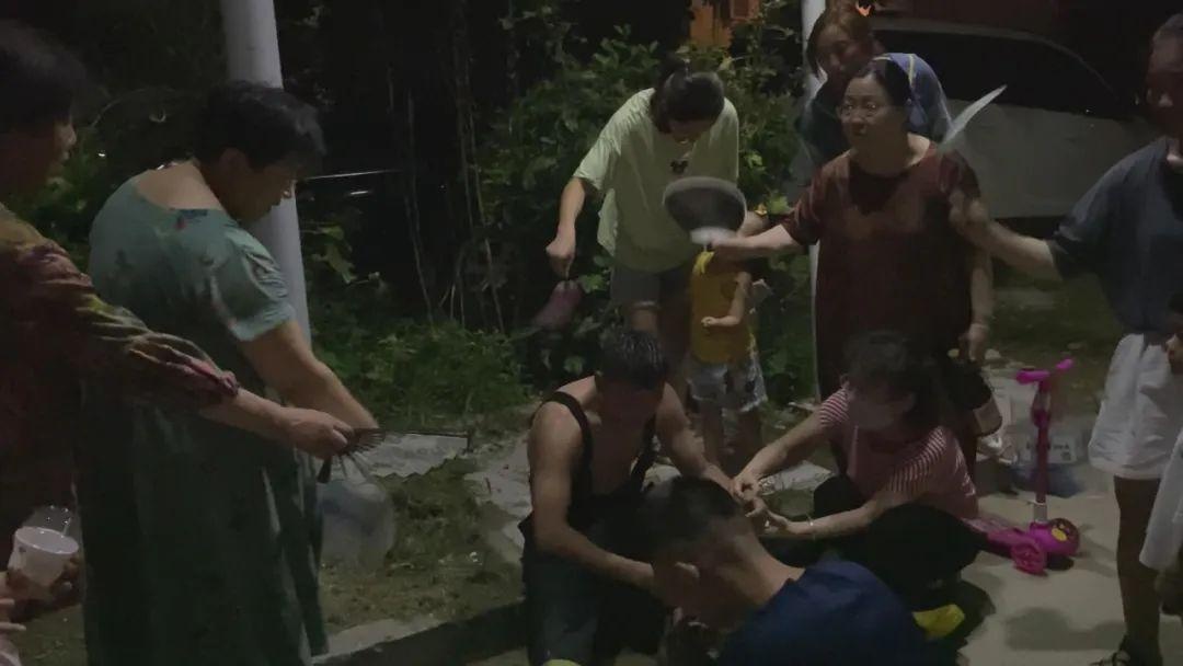 民怡园小区7层顶楼失火,消防员冒高温天扑救中暑倒地,接下来一幕……