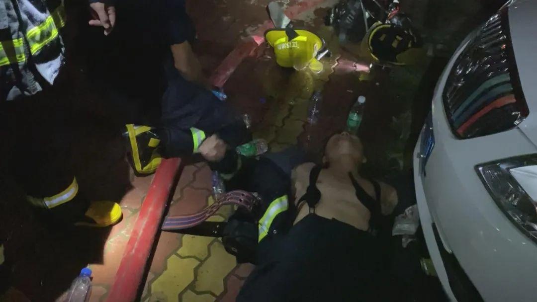民怡园小区7层顶楼失火,消防员冒高温天扑救中暑倒地,接下来一幕……
