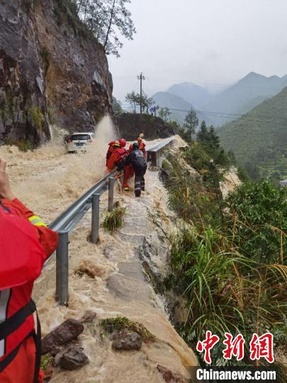 浙中南多地发布洪水预警 部分村庄受灾严重