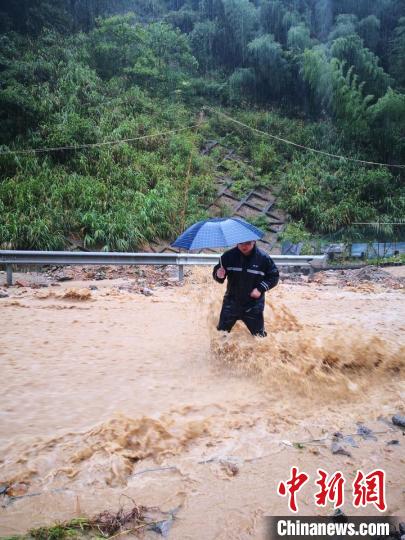 青田黄垟乡党员干部冒雨救灾,大水漫过大腿。青田传媒团体提供