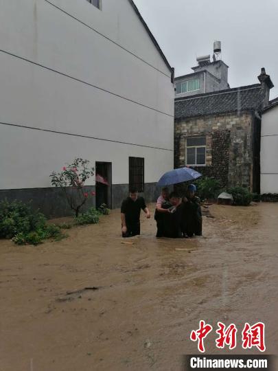 浙中南多地发布洪水预警 部分村庄受灾严重