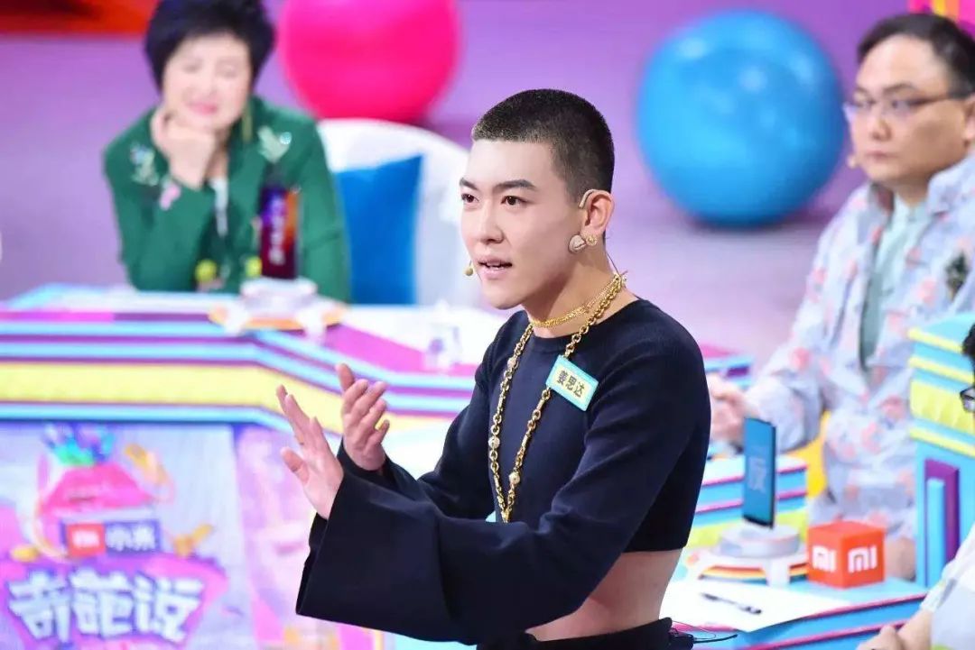 他这身穿搭......陈志朋后继有人了吗?
