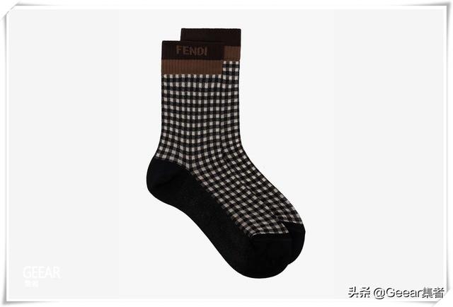 这双Fendi印花凉鞋,低调中透出高级感