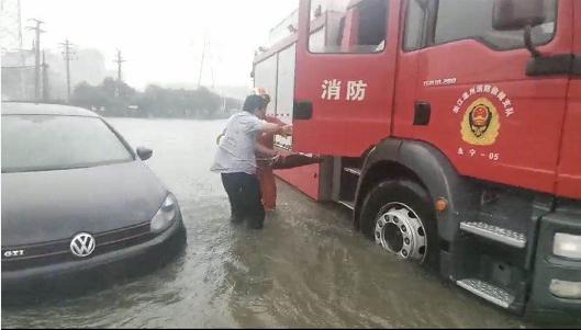 风力强劲!浙江一高层单元楼阳台"被拆"!多地紧急救援中......