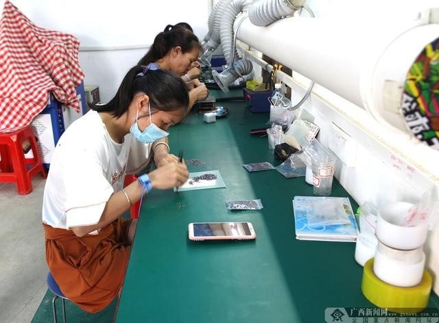 柳州市鱼峰区:“90后”贫困户回乡创办扶贫车间