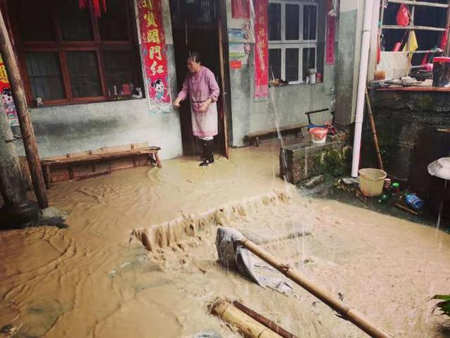 风力强劲!浙江一高层单元楼阳台"被拆"!多地紧急救援中......