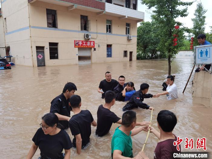 浙中南多地发布洪水预警 部分村庄受灾严重