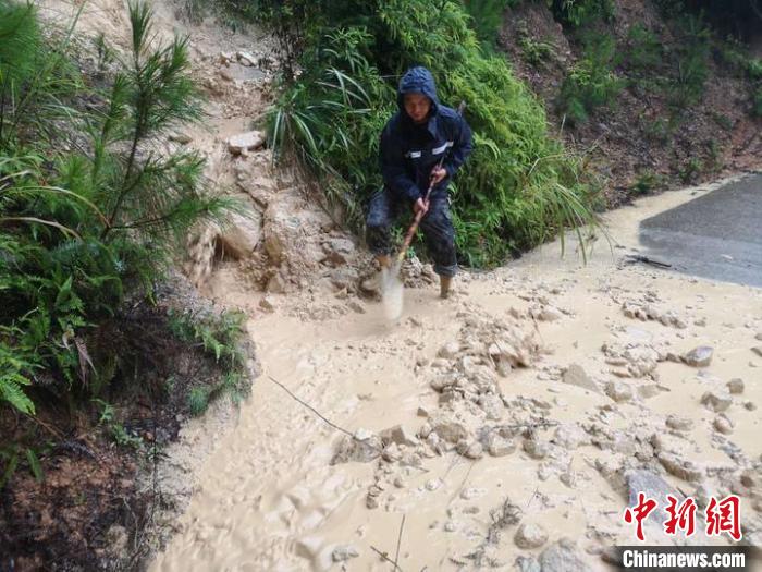青田贵岙乡党员干部冒雨清算公路。青田传媒团体提供