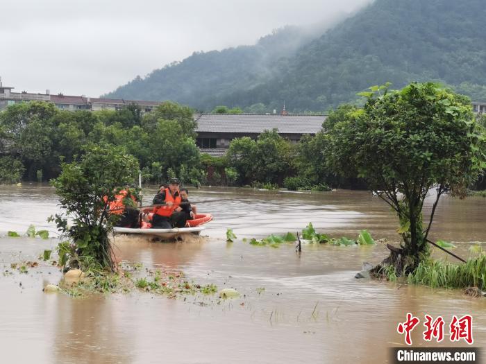 浙中南多地发布洪水预警 部分村庄受灾严重