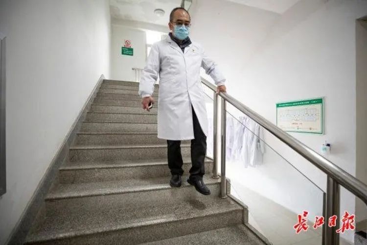“国宝级”英雄!张定宇!挺你!