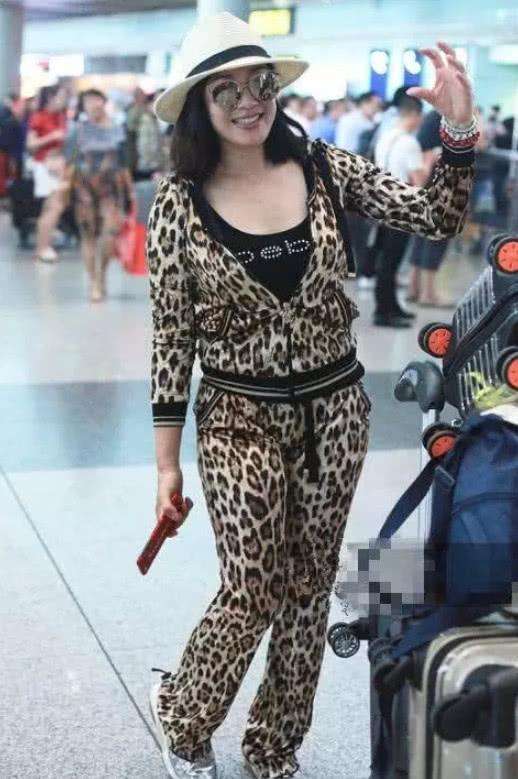 钟丽缇想方设法扮嫩,看背影却是赘肉泛滥,真女神不会这么打扮!