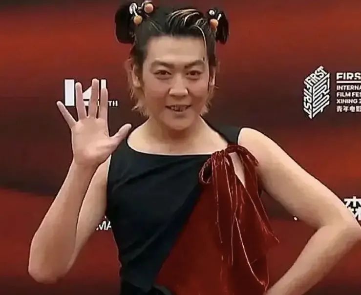 他这身穿搭......陈志朋后继有人了吗?