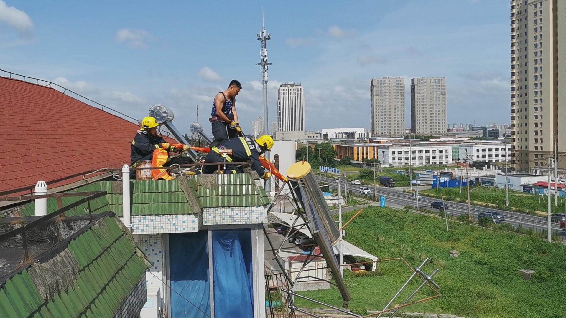 台风“黑格比”来袭,公寓楼顶热水器被掀翻,消防接警紧急处置