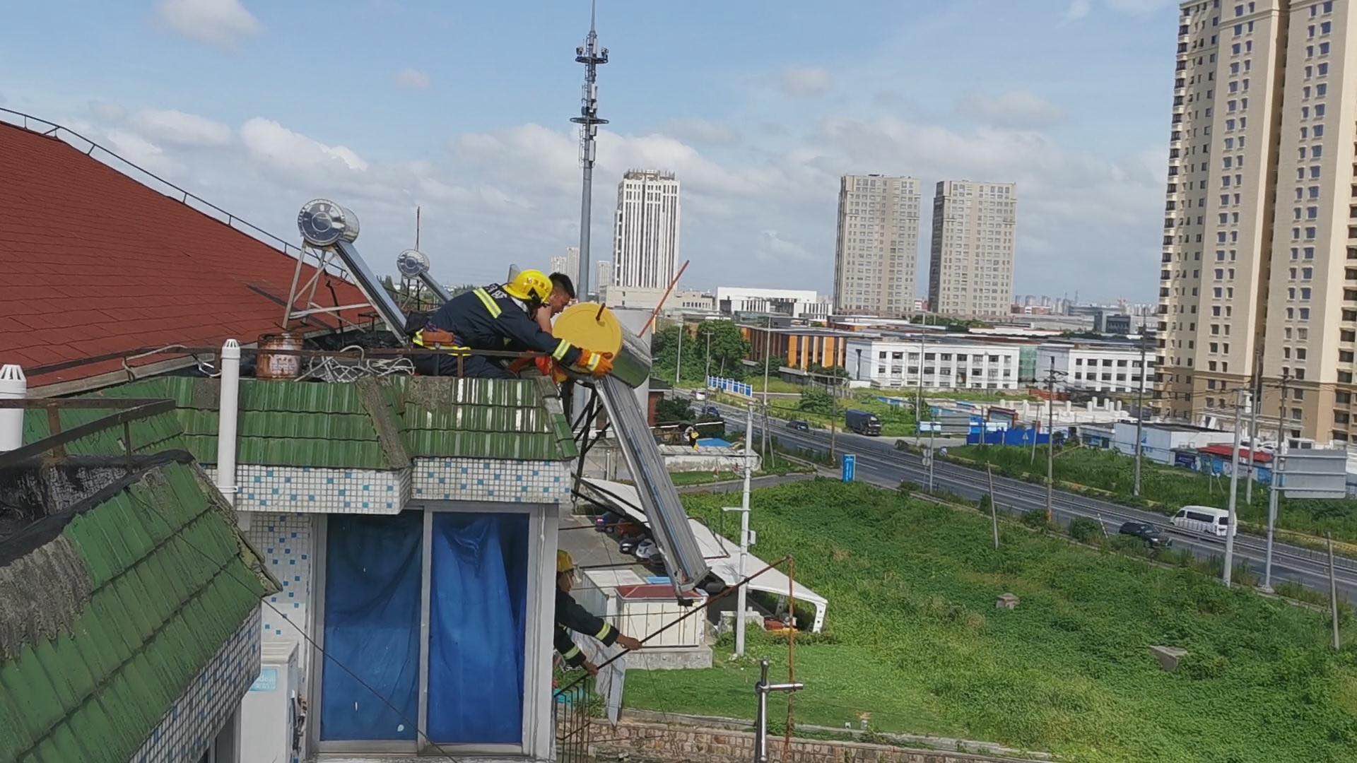 台风“黑格比”来袭,公寓楼顶热水器被掀翻,消防接警紧急处置
