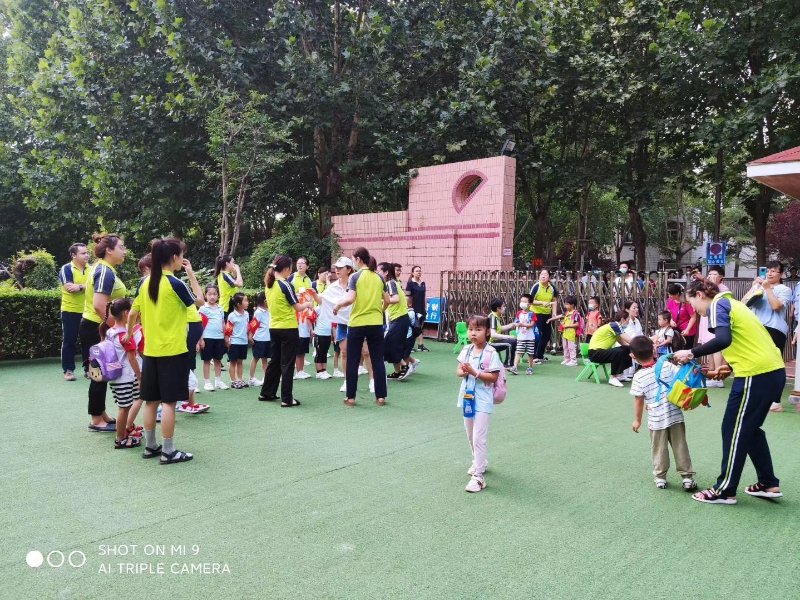 小班新生入园第一天什么样?来济炼幼儿园瞅瞅这届小萌新