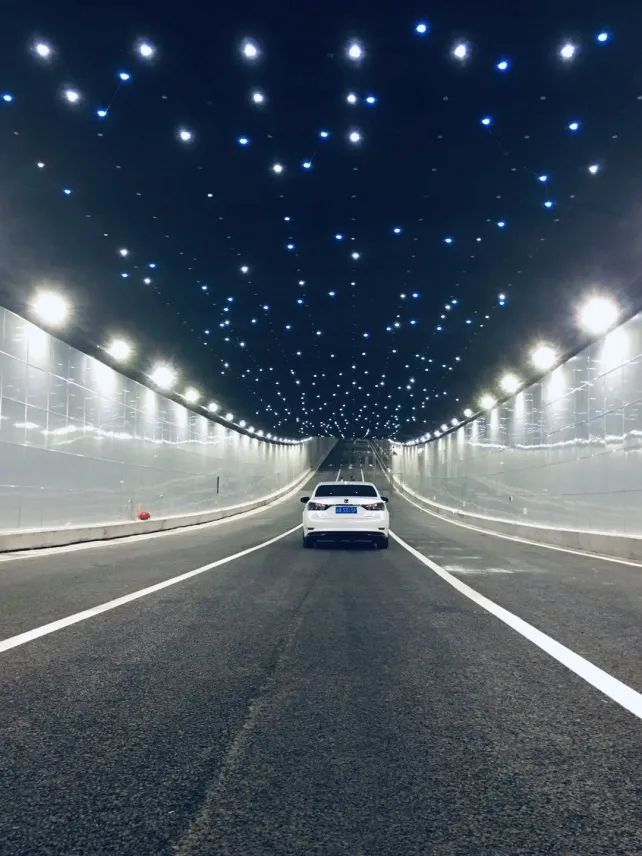 千颗LED小灯珠营造美丽的“星空” 金渝大道与龙健路节点工程通车