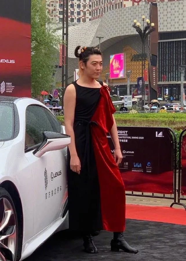 他这身穿搭......陈志朋后继有人了吗?