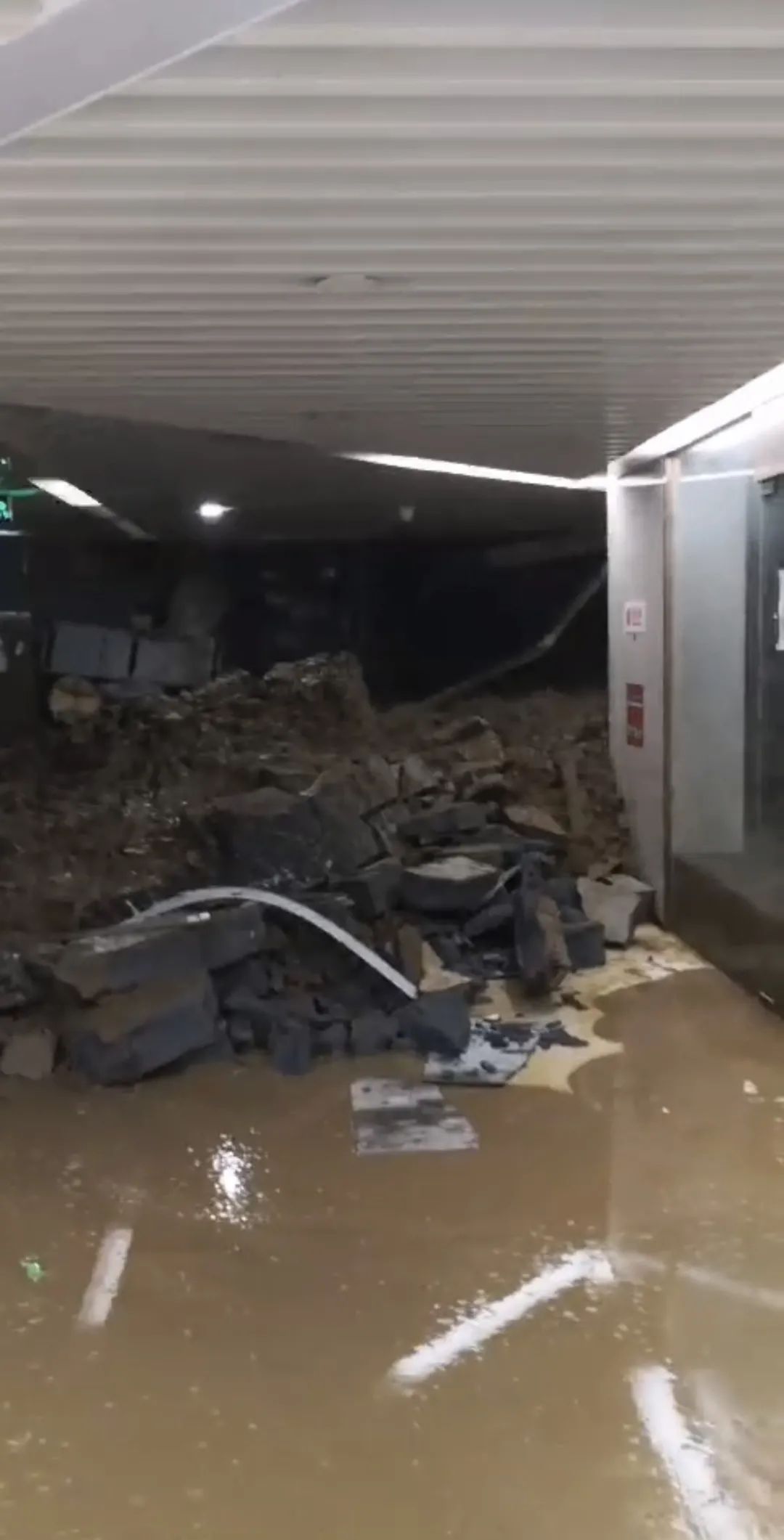 北京苹果园地区发生围墙倒塌事故,石景山深夜通报
