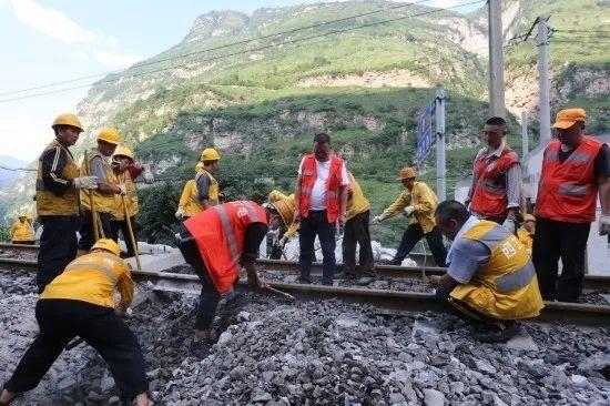 注意!成昆铁路岩崩段抢通,这些旅客列车仍停运