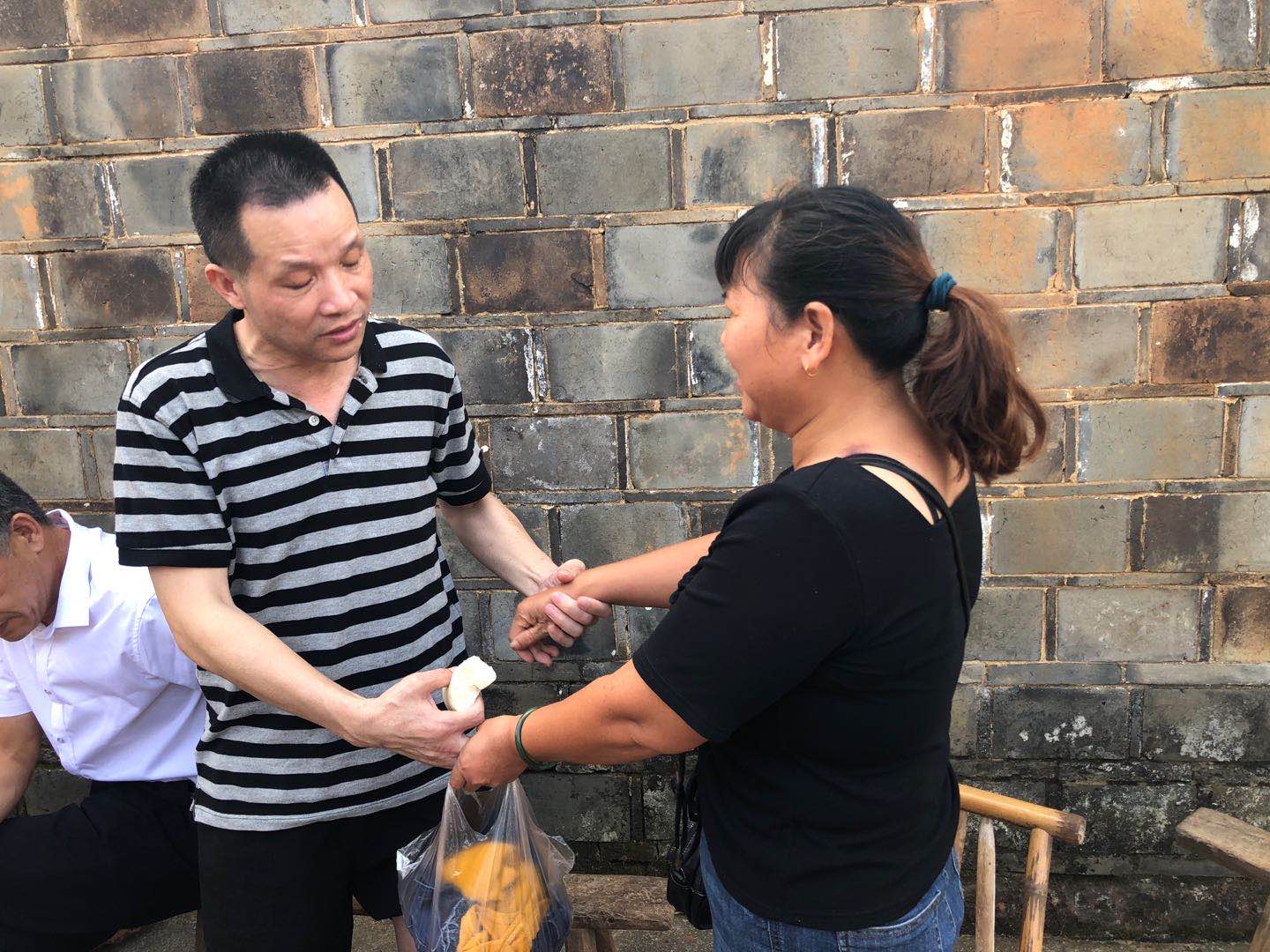 张玉环无罪后与前妻执手相看泪眼:我知道你们日子过得不易
