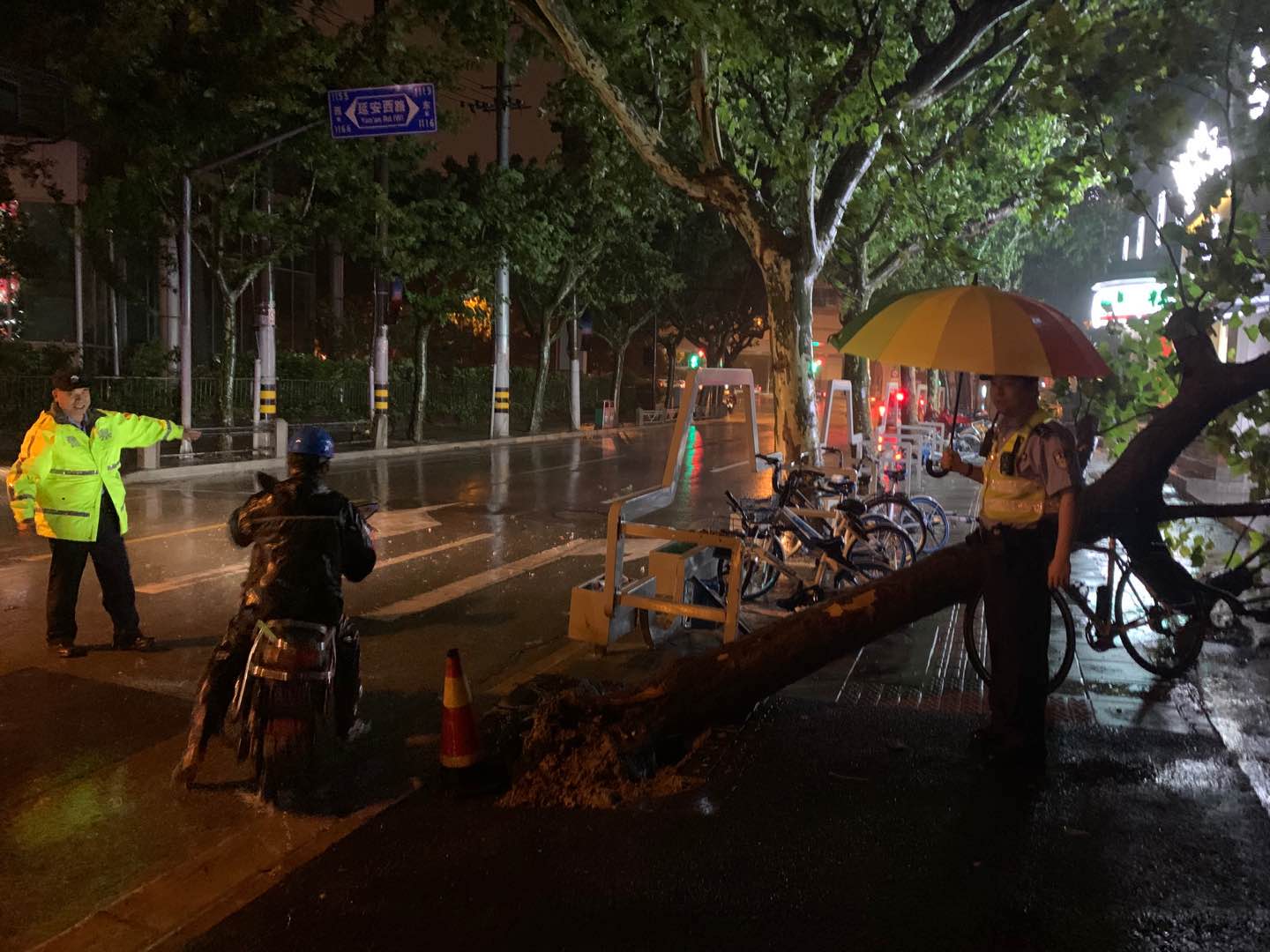 上海接报涉“黑格比”台风警情800余起,安全隐患频发,公安民警全力防御