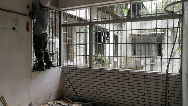 旧楼加装电梯受阻?街道协调先拆违建再推进