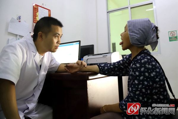 图说怀化│“全科医生”李泰恒正在给患者治疗