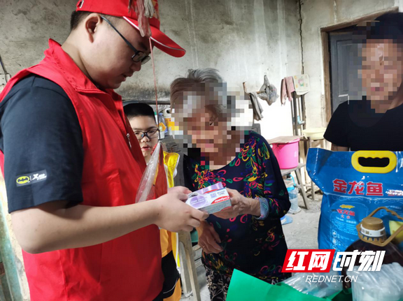 因毒致贫 王一博粉丝团援助怀化地区85户特殊家庭老人