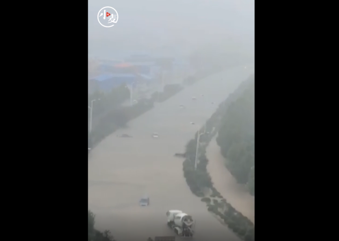 暴雨突袭新乡!市民在马路上潜泳,消防员划皮划艇救援……未来几天,河南雨雨雨继续!休闲区蓝鸢梦想 - Www.slyday.coM 暴雨突袭新乡!市民在马路上潜泳,消防员划皮划艇救援……未来几天,河南雨雨雨继续!休闲区蓝鸢梦想 - Www.slyday.coM