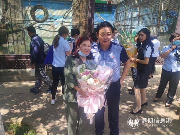 昆明动物园联合建行关爱默默无闻的饲养员们
