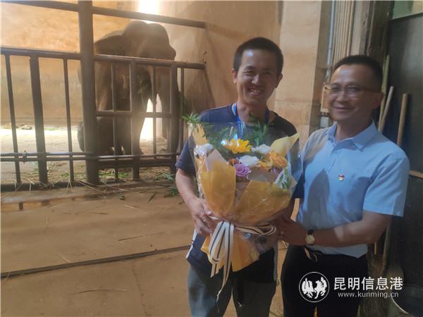 昆明动物园联合建行关爱默默无闻的饲养员们