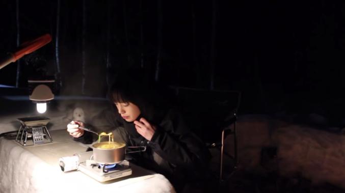 日版“李子柒”走红,零下30度住森林小屋,每天只想钓鱼