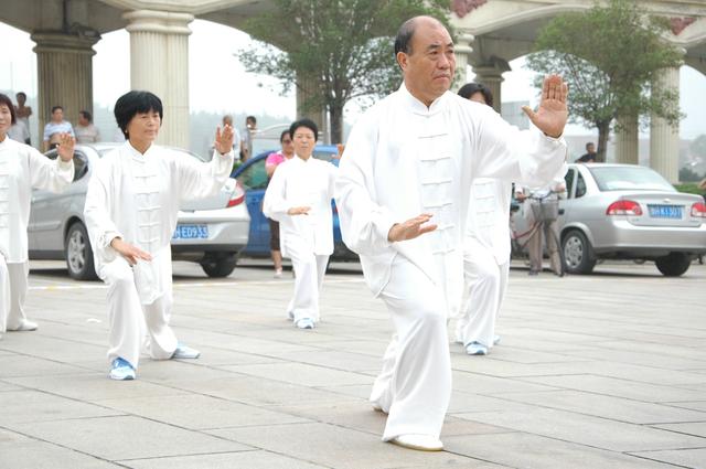 人体正常衰老后,会出现白发驼背老年斑3种现象,缘由你知道吗?