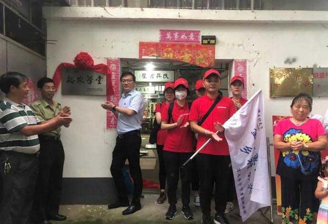 建行仪征支行创新党建教育载体 走进“民兵书屋”