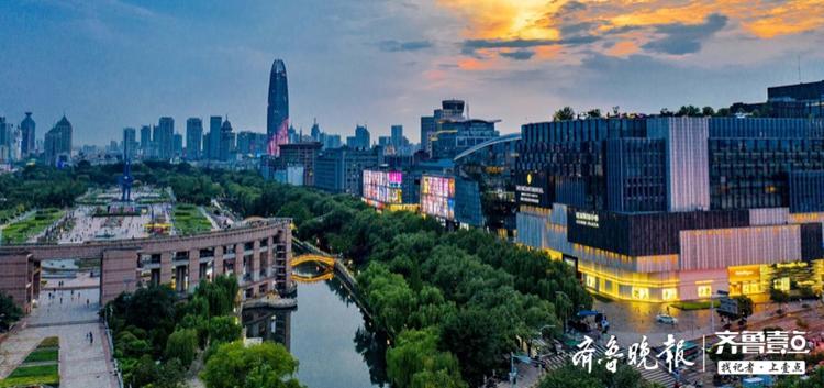 泉城广场瞰日落,楼体建筑镶金边