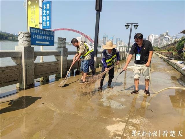 洪水回落,汉口龙王庙观景大道已清淤