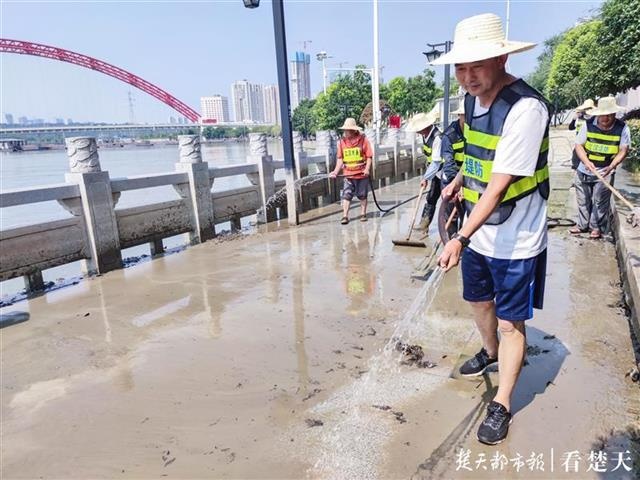 洪水回落,汉口龙王庙观景大道已清淤