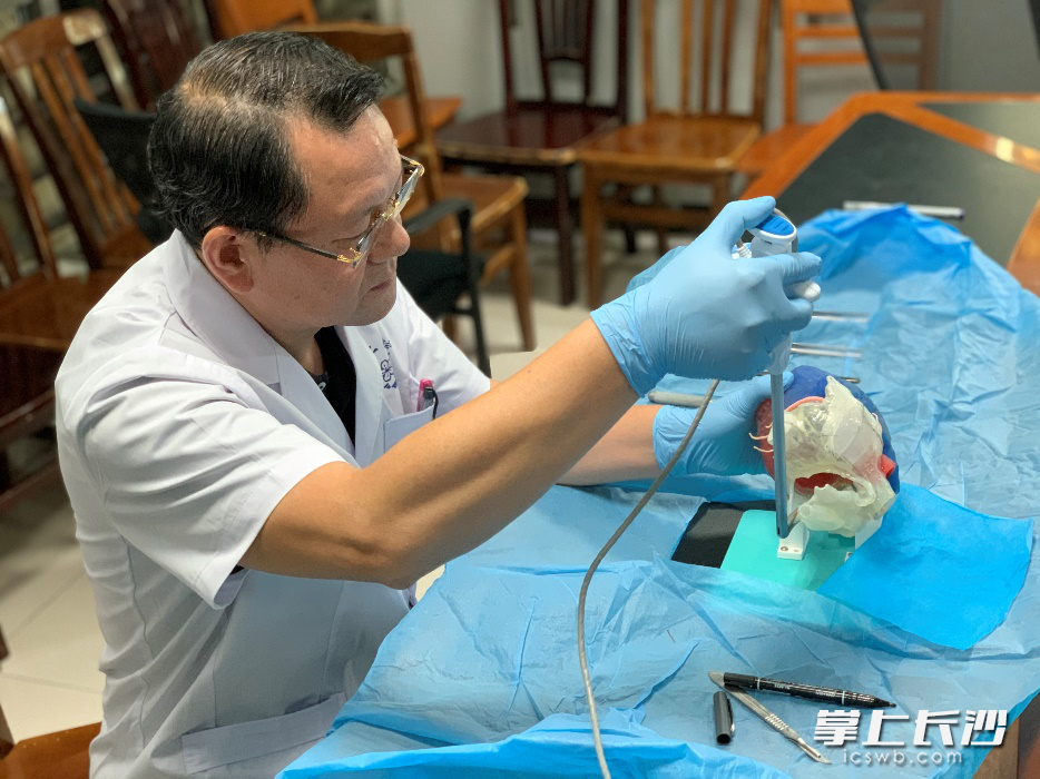 全球首例!39岁男子心脏长在右边,湘雅二医院为镜面人进行“迷宫手术”