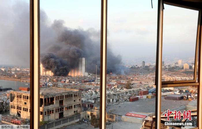 此次爆炸导致贝鲁特多个街区严重受损,到处可见破损的建筑物和散落的玻璃碎片。图为港口附近的一栋建筑玻璃被震碎。