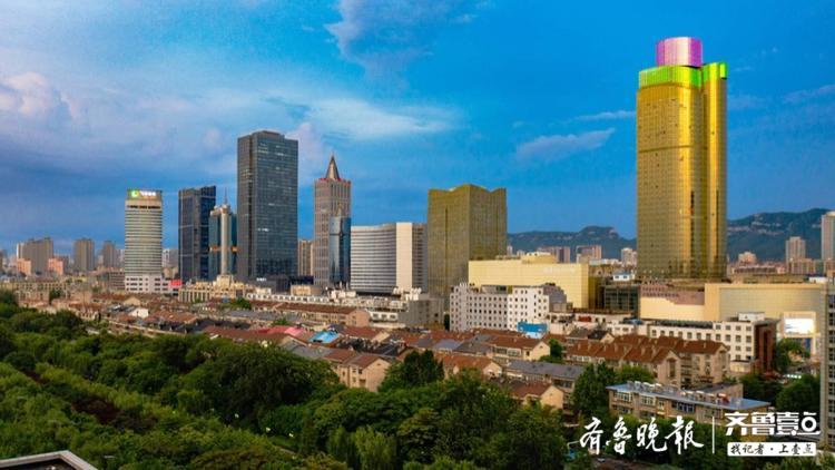 泉城广场瞰日落,楼体建筑镶金边
