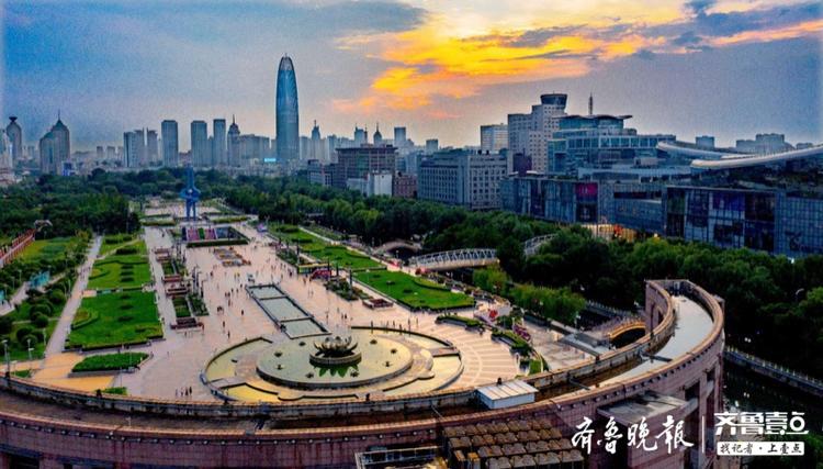泉城广场瞰日落,楼体建筑镶金边