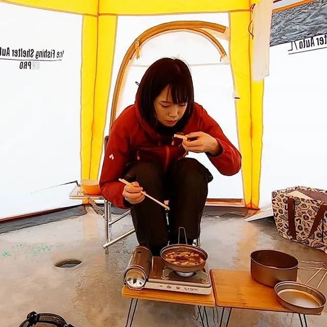 日版“李子柒”走红,零下30度住森林小屋,每天只想钓鱼